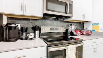 Geladeira, micro-ondas, fogão, cooktop