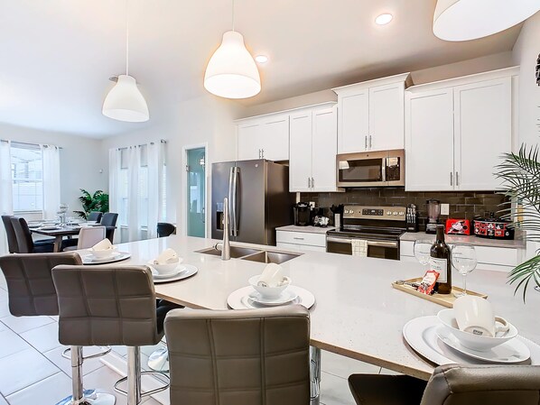 Réfrigérateur, four à micro-ondes, un four, surface de cuisson