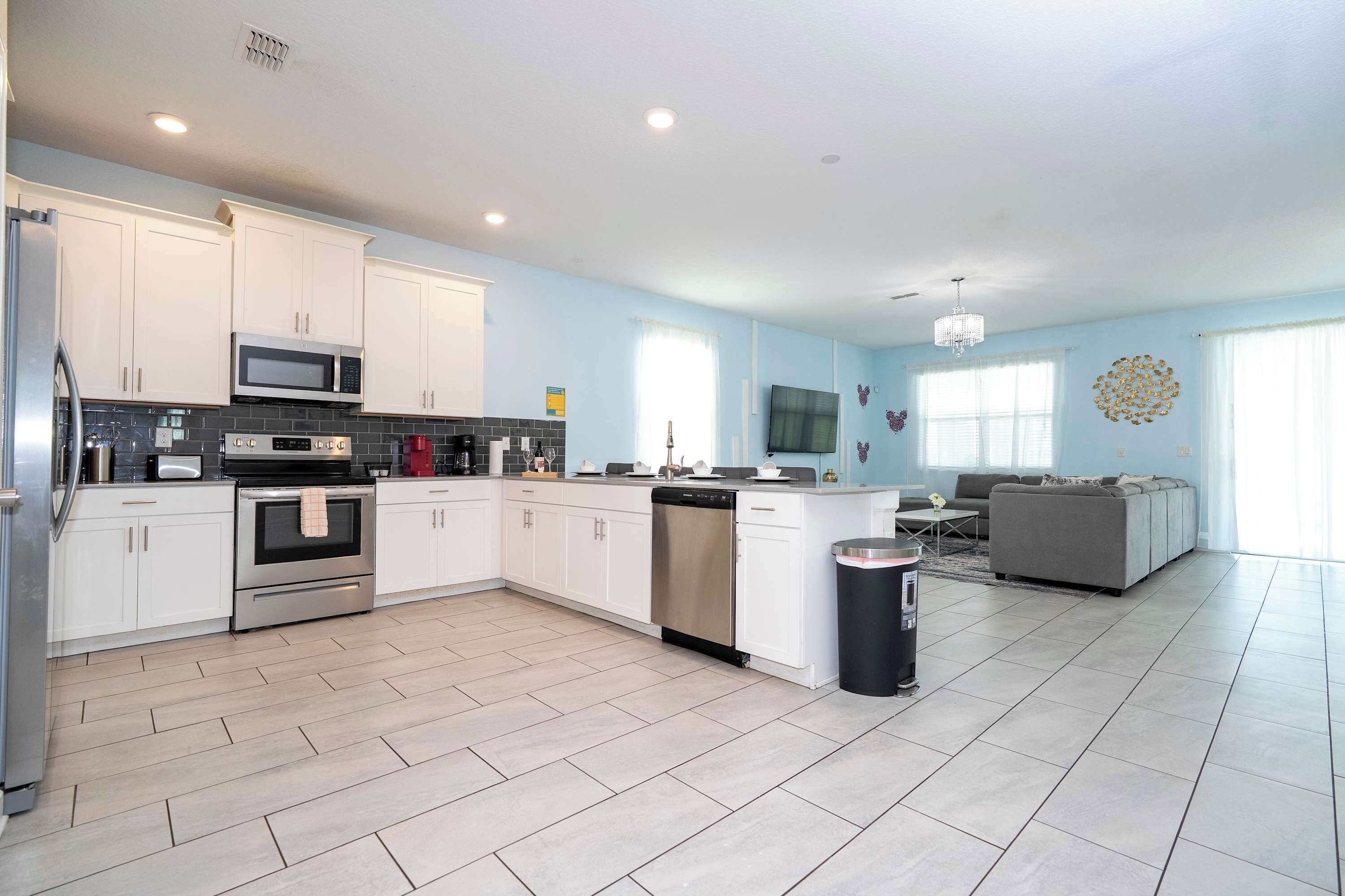 Kjøleskap, mikrobølgeovn, ovn og kokeplater