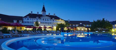 Een binnenzwembad en een buitenzwembad