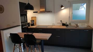 Geladeira, micro-ondas, fogão, cooktop