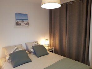 2 bedrooms, iron/ironing board, travel crib, free WiFi - 3★ Apartment with Enclosed Garden and Terrace – Peace & Comfort Near the Sea (Fouesnant)