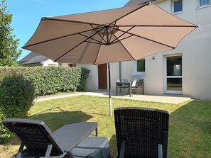 Outdoor dining - 3★ Apartment with Enclosed Garden and Terrace – Peace & Comfort Near the Sea (Fouesnant)