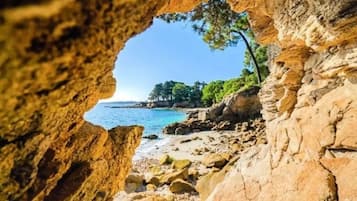 Perto da praia, espreguiçadeiras