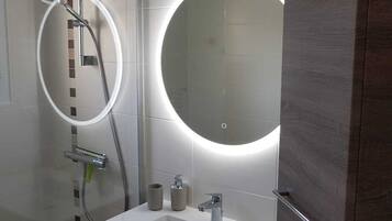 Douche, sĂšche-cheveux, serviettes fournies, savon