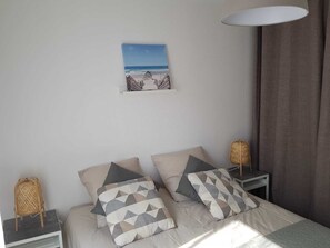 2 habitaciones, tabla de planchar con plancha y cuna de viaje 
