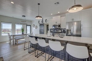 Fridge, microwave, oven, stovetop - Brand New | Modern | Clean | Lazy River and Minigolf! Sleeps up to 6 (Washington)