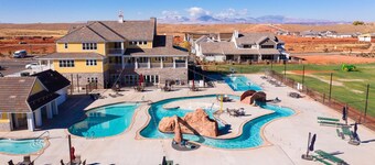 Brand New | Modern | Clean | Lazy River & Mini Golf! Sleeps 6