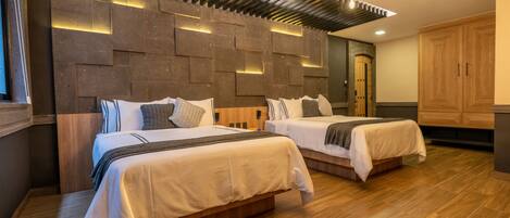 Une chambre d’hôtel moderne avec deux lits, un plancher en bois et un décor mural original.