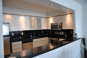 冷蔵庫、電子レンジ、オーブン、コンロ