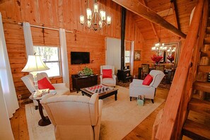TV, fireplace, video games, DVD player - Cora's Main Log Cabin (Tyler)