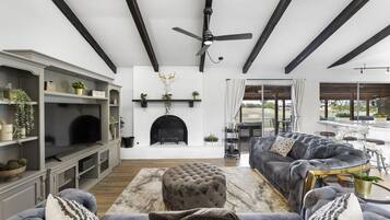 智能电视、壁炉、电子游戏、书