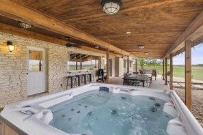 Terrace/patio - Farmhouse Retreat ~ Jacuzzi ~ Mini Cows + Ponies ~ Games + Pool ~ Fire Pit + BBQ (San Marcos)