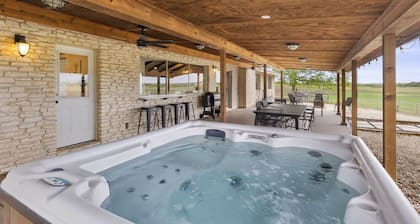Farmhouse Retreat ~ Jacuzzi ~ Mini Cows + Ponies ~ Games + Pool ~ Fire Pit + BBQ