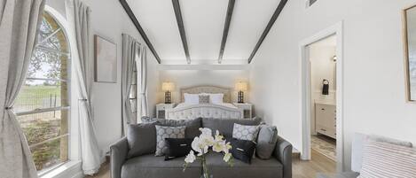 3 dormitorios, escritorio, tabla de planchar con plancha y cuna de viaje