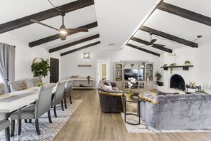 Interior - Farmhouse Retreat ~ Jacuzzi ~ Mini Cows + Ponies ~ Games + Pool ~ Fire Pit + BBQ (San Marcos)
