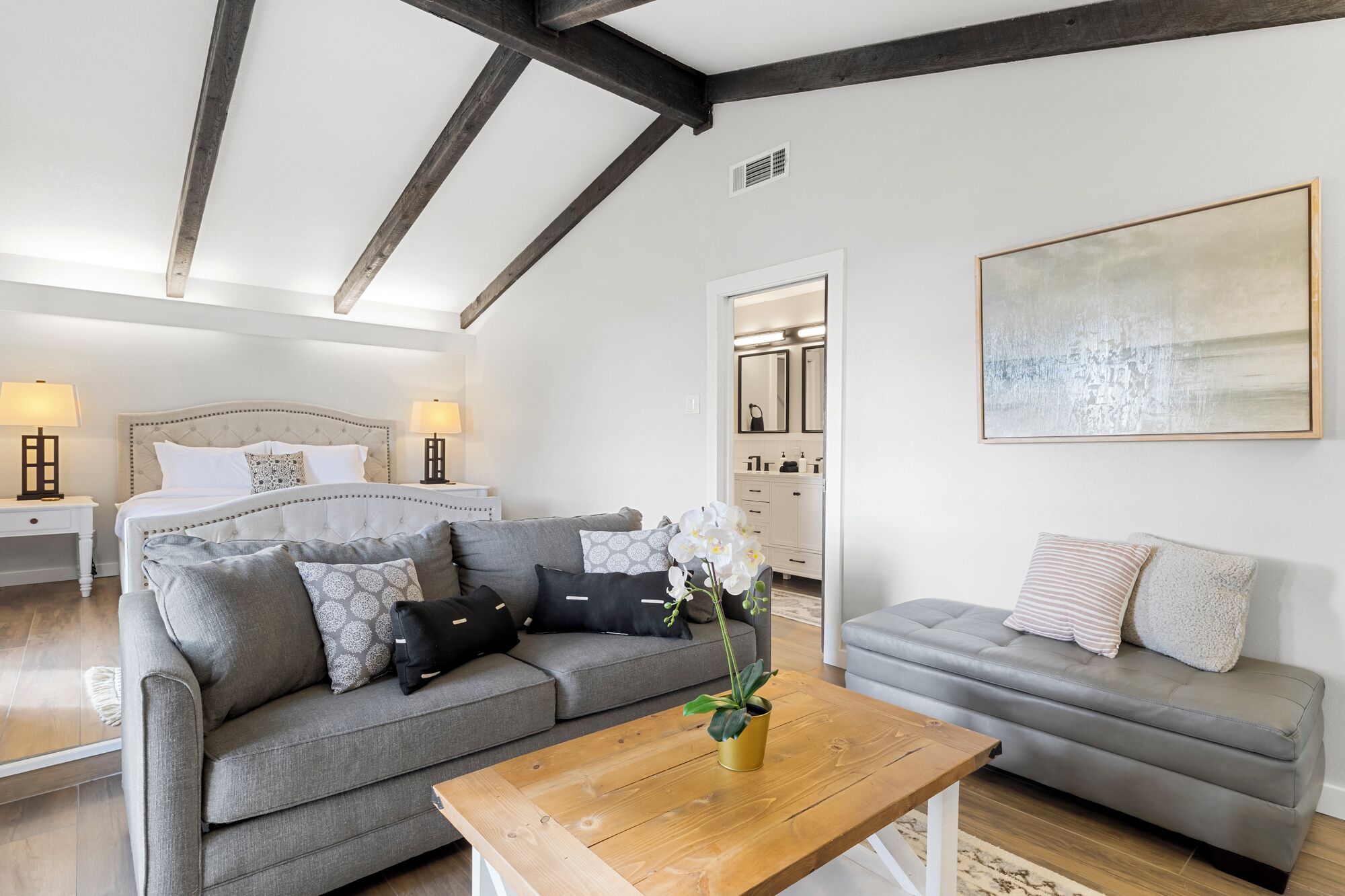 Smart TV, caminetto, videogiochi, libri