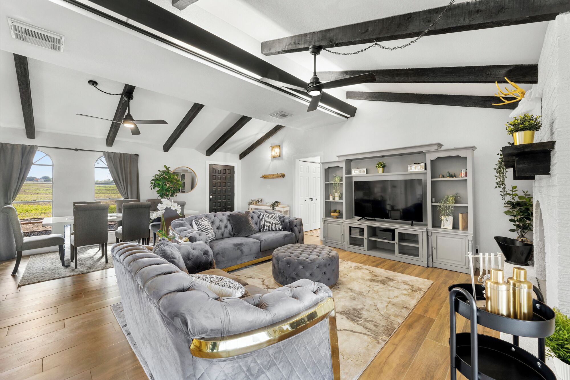 Smart TV, caminetto, videogiochi, libri