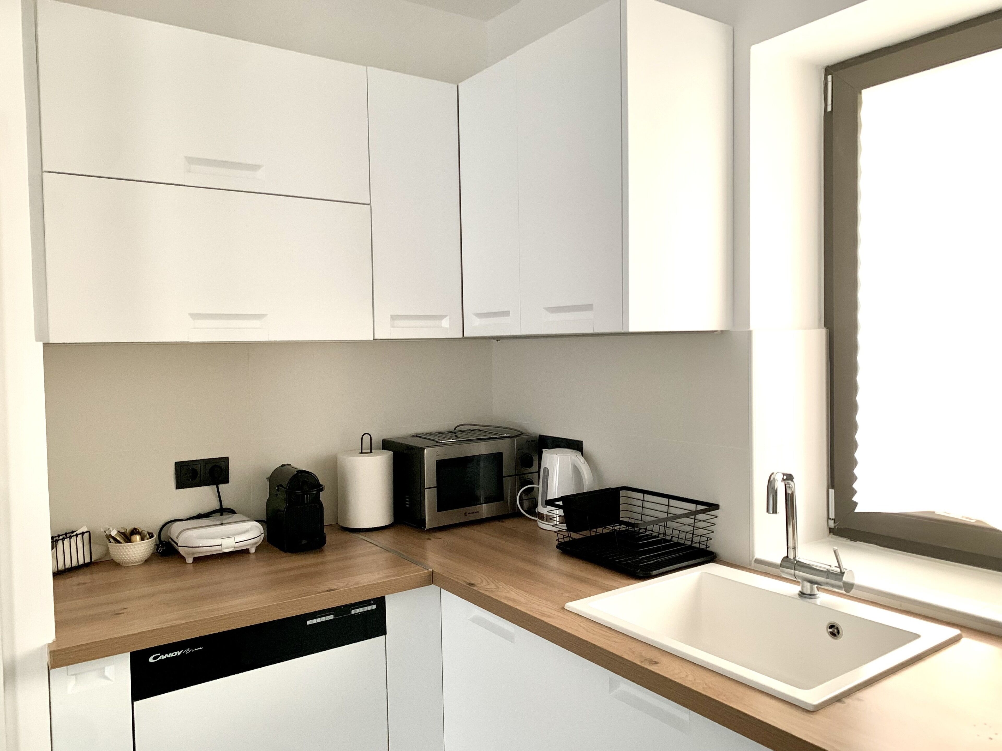 Een koelkast, een microgolfoven, een oven, een vaatwasser