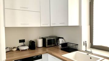 Jääkaappi, mikroaaltouuni, uuni, astianpesukone