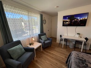 Habitación de diseñador, 1 cama Queen size, para no fumadores, refrigerador y microondas | Wifi gratis y ropa de cama 