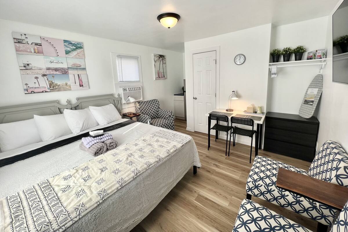 Design Room, 1 King Bed, Non Smoking, Refrigerator & Microwave