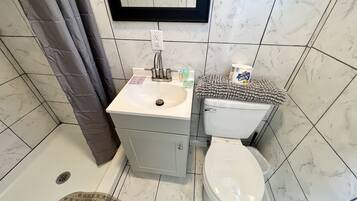 Habitación de diseñador, 2 camas individuales | Baño