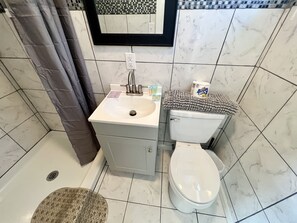 Designrum - 2 enkelsängar | Badrum