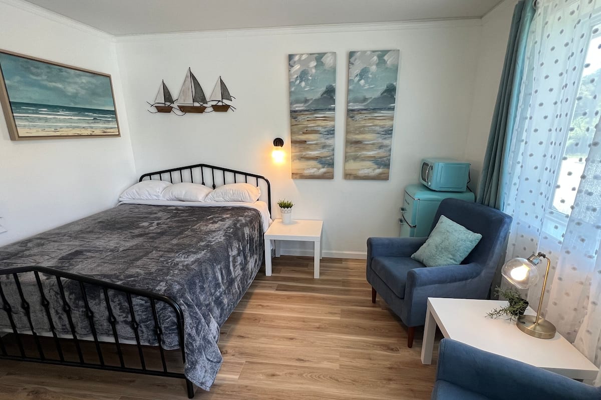 Design Room, 1 Queen Bed, Non Smoking, Refrigerator & Microwave | Free WiFi, bed sheets