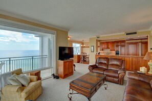 Living area - Gorgeous Beachside Condo in superior Longboat Location (Longboat Key)