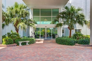 Exterior detail - Gorgeous Beachside Condo in superior Longboat Location (Longboat Key)