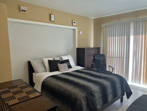 Room - Gorgeous Private entrance with a private room and bathroom (Coconut Creek)