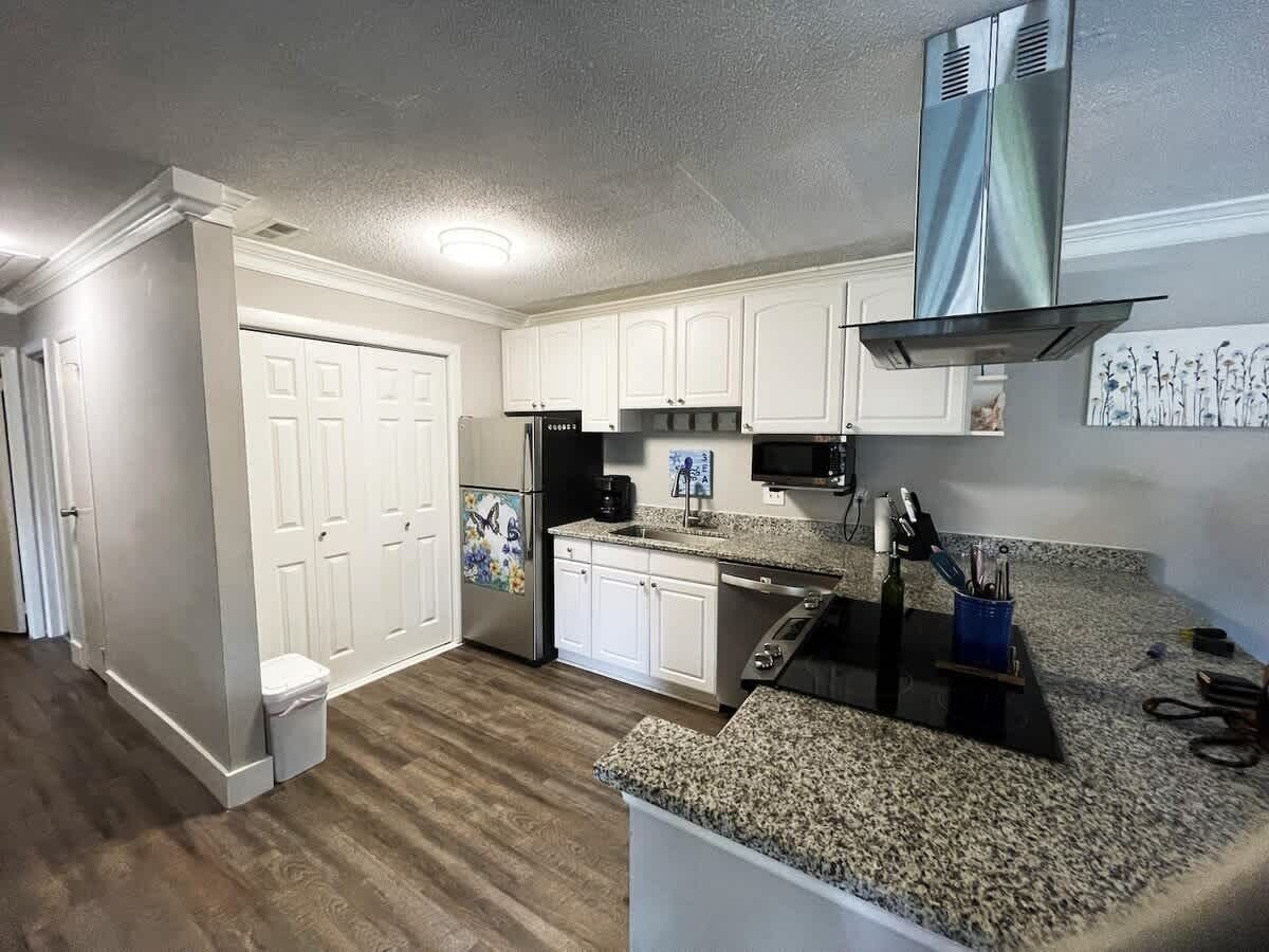 Jääkaappi, mikroaaltouuni, liesi, astianpesukone