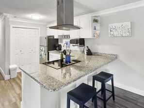 Réfrigérateur, micro-ondes, plaque de cuisson, lave-vaisselle