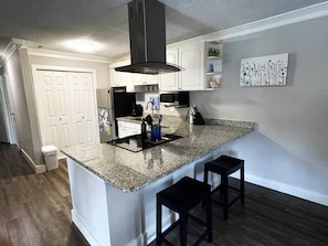 Réfrigérateur, micro-ondes, plaque de cuisson, lave-vaisselle