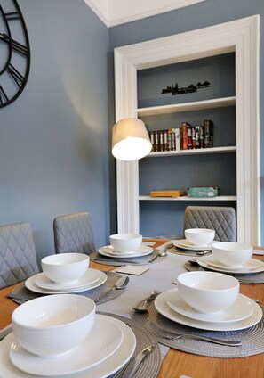 Dining - An impressive 3-bedroom apartment, sleeping 6 guests, in a fabulous location. (Edinburgh)