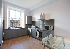 Fridge, microwave, oven, dishwasher - An impressive 3-bedroom apartment, sleeping 6 guests, in a fabulous location. (Edinburgh)