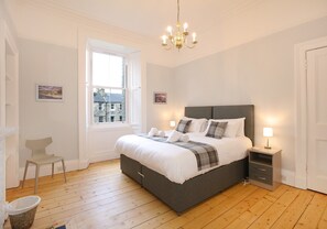 3 quartos, ferros/tábuas de passar roupa, berço de viagem