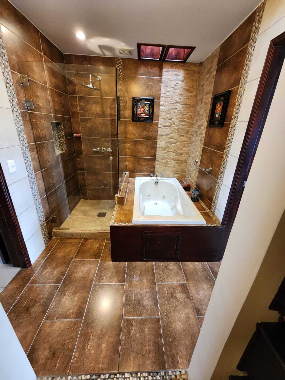 Douche, serviettes fournies, savon, papier toilette