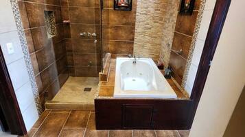 Douche, serviettes fournies, savon, papier toilette