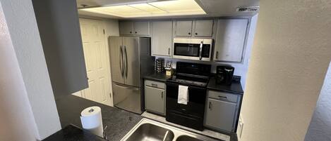 Jääkaappi, mikroaaltouuni, uuni, liesi