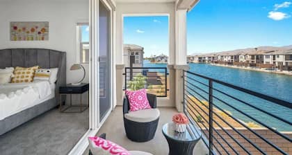 Lakefront Luxury Villa 4 bedroom+loft with Pool