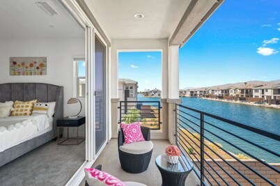 Lakefront Luxury Villa 4 bedroom+loft with Pool