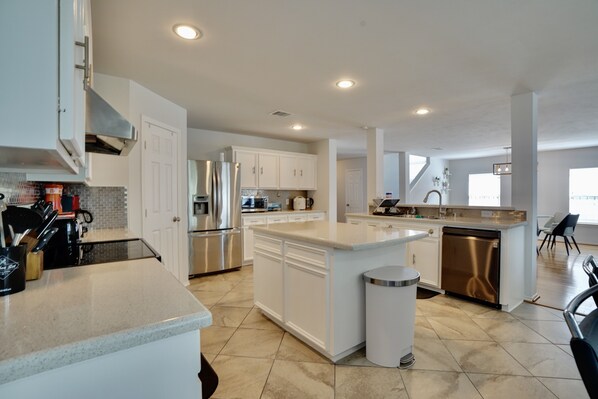 Refrigerador, microondas, horno y parrilla de estufa 