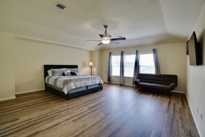 6 habitaciones, escritorio y tabla de planchar con plancha 