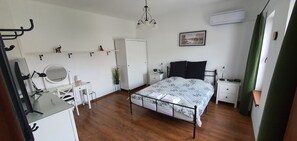 2 bedrooms, desk, iron/ironing board, free WiFi