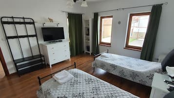 2 habitaciones, escritorio, tabla de planchar con plancha y wifi gratis 