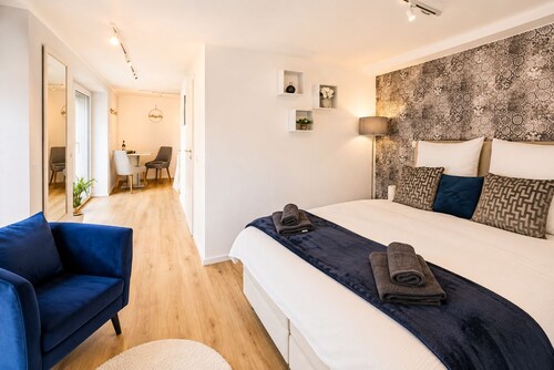 Stylish apartment: quiet, 24/7 self check-in & Wi-Fi, street parking
