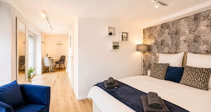 Stylish apartment: quiet, 24/7 self check-in & Wi-Fi, street parking