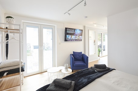 1 bedroom, desk, iron/ironing board, travel cot. Stylish apartment: quiet, 24/7 self check-in & Wi-Fi, street parking